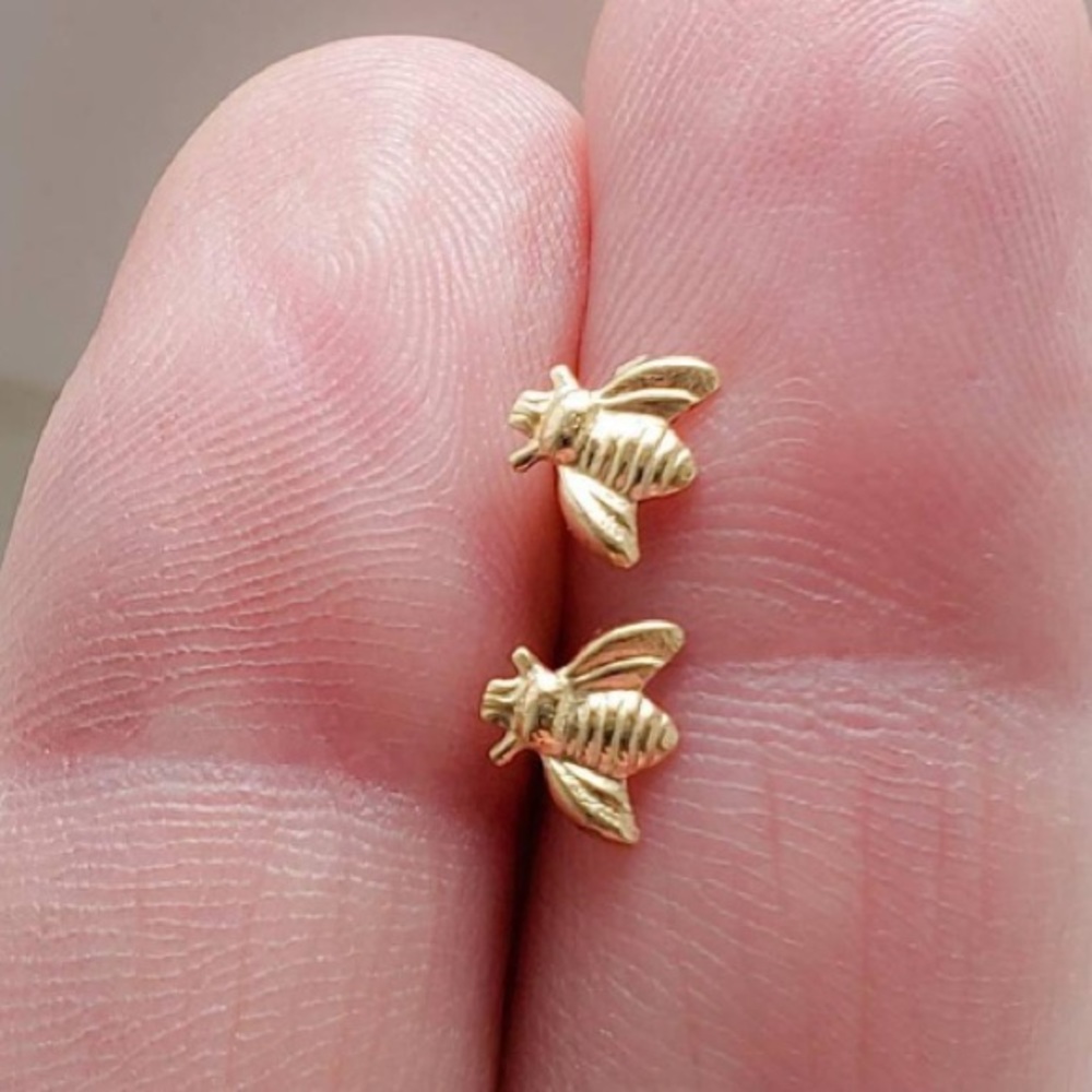 NWOT 18K gold plated bee ๐ earrings - Picture 3 of 5